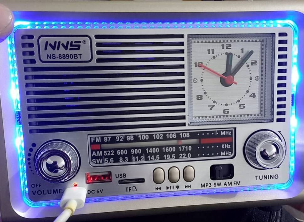 راديو كلاسيك يجمع بين الماضي والحاضر
• يعمل بالكهرباء أو الشحن أو من خلال البطاريات
• يمكن تشغيل محطات الاذاعة FM و AM
• صوت نقي وقوي
• يدعم تقنية البلوتوث ومزود بمدخل AUX و USB
• يقترن مع الاجهزة بالبلوتوث لاستخدامه كمكبر للصوت
• مزود بساعة مدمجة كلاسيك LED
• يحتوي مدخل ذاكرة Memory Card
• يحتوي على اضاءة LED تضيف للجهاز منظر فريد و١ مميز
• حجم صغير ومميز
• تصميم كلاسيك وأنيق يجمع بين الماضي من حيث التصميم والحاضر من حيث التقنية
• ﻿ماركة NNS
السعر 25 الف


**إذا كنت صاحب هذا الإعلان وتريد حذفه لأي سبب، رجاءا أرسل رسالة إلى الدعم الفني**