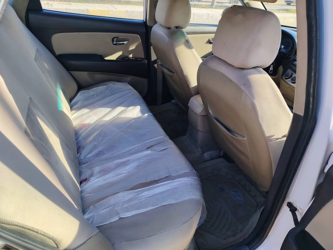 هونداي النترا ٢٠١١  رقم أربيل. سياره نظيفة وجاهزه بيها باب الخلف النفر صبغ وشويه جوا قبغ البانزين محرك وكير شرط سنوية وهزه جديد السعر ١٢٥$ عنوان موصل الايسر ***********
