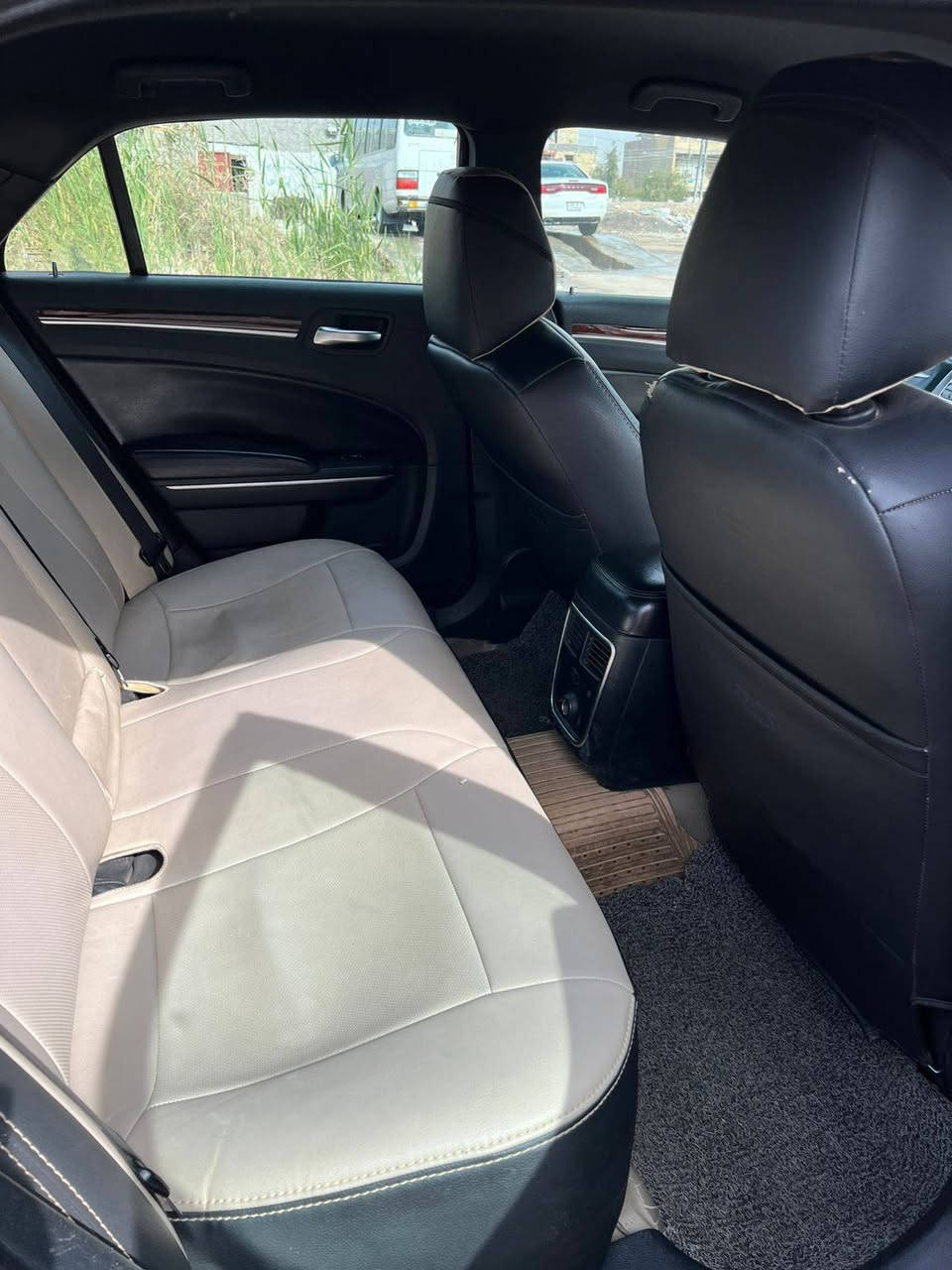 السلام عليكم اوبامه 12 البيع بيه جاملق وبنيد وجاملق الثاني هم مفتوح وبيه شبرين بلجاملق الخلفي جاهزه السياره حداديه جديده خلفي ومامي تخم تاير السعر 155 وبيه مجال *********** مكاني ميسان علي الشرقي
