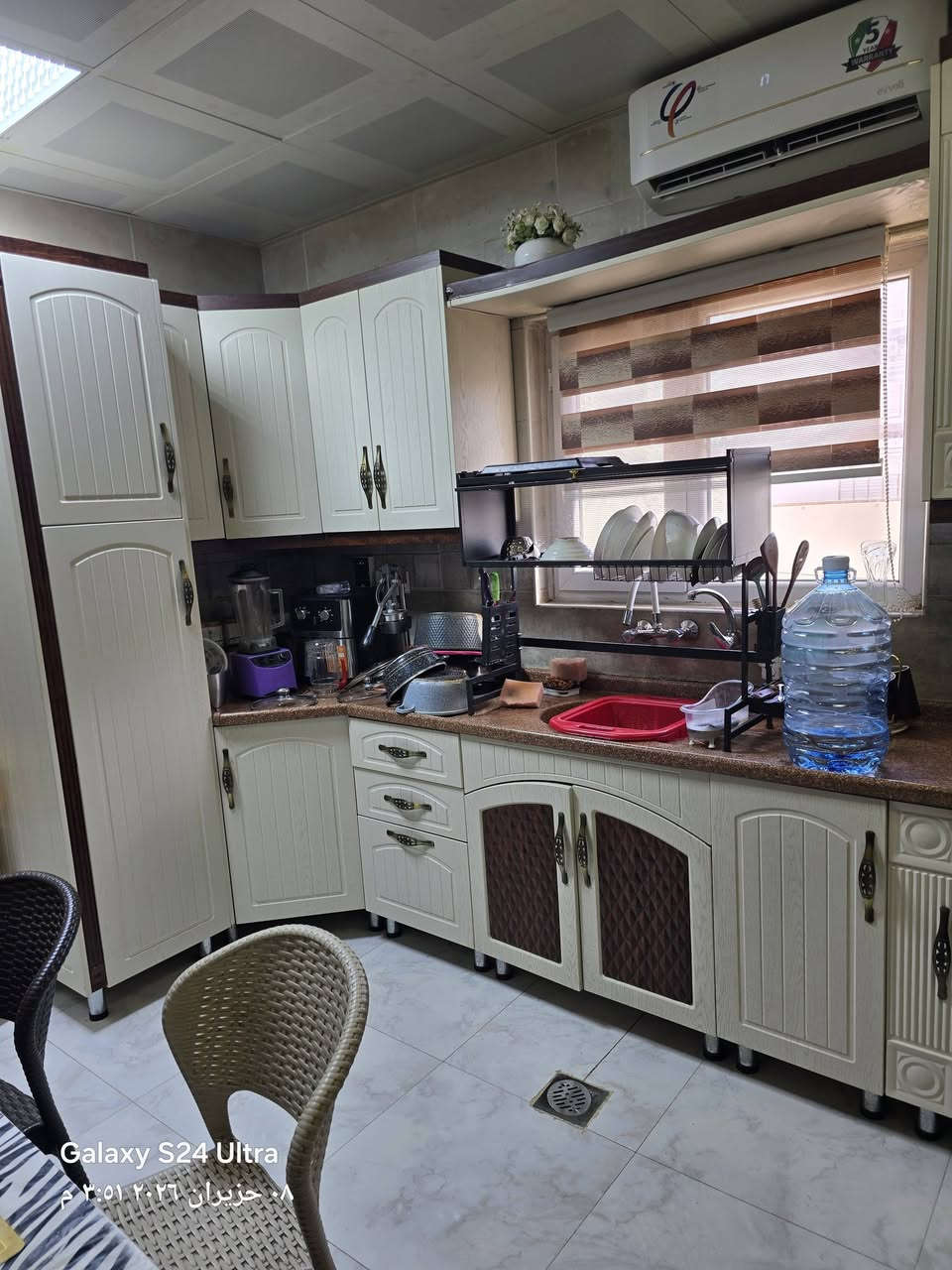شقة سكنيه في مجمع الامل 1، رقم العمارة 28 رقم الشقة 6، المساحة 110، بالكونات العدد 2 غرفتين نوم 2 وهول وحمامين ومطبخ، المكان قرب الجامع والخدمات كافة حديقة وسنتر الساعة والمحلات السعر، 180 قابل للتفاوض، للتواصل  *********** واتساب.
