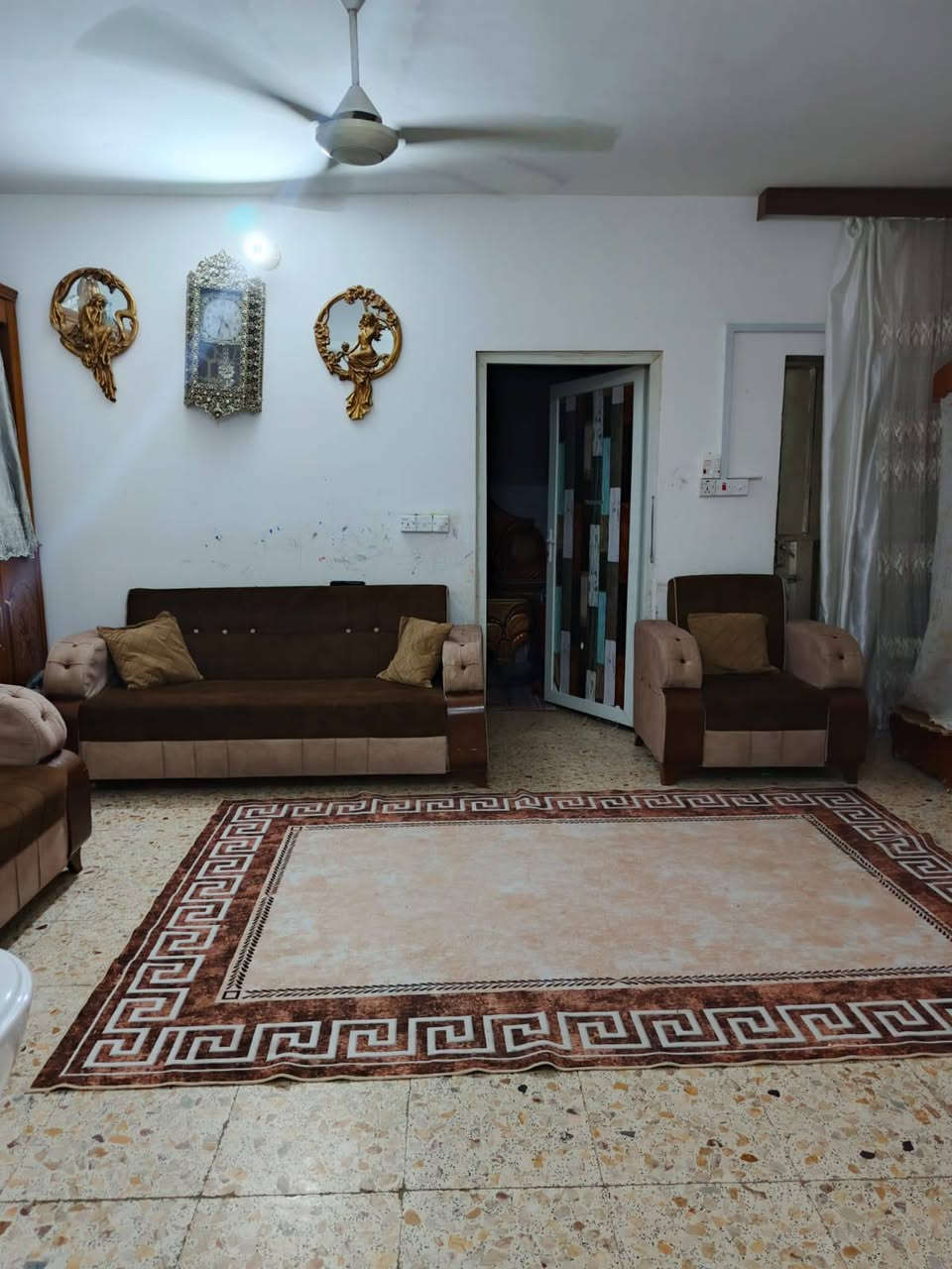 السلام عليكم 
بيت ١٠٠ متر متكون من غرفه 
ومطبخ وهول وصحيات جوه وبره وطارمه العنوان بحريه طريق النيل القديم شارع الصوره قرب مخازن مرجان سراميك اتصال *********** البصرة, العراق
