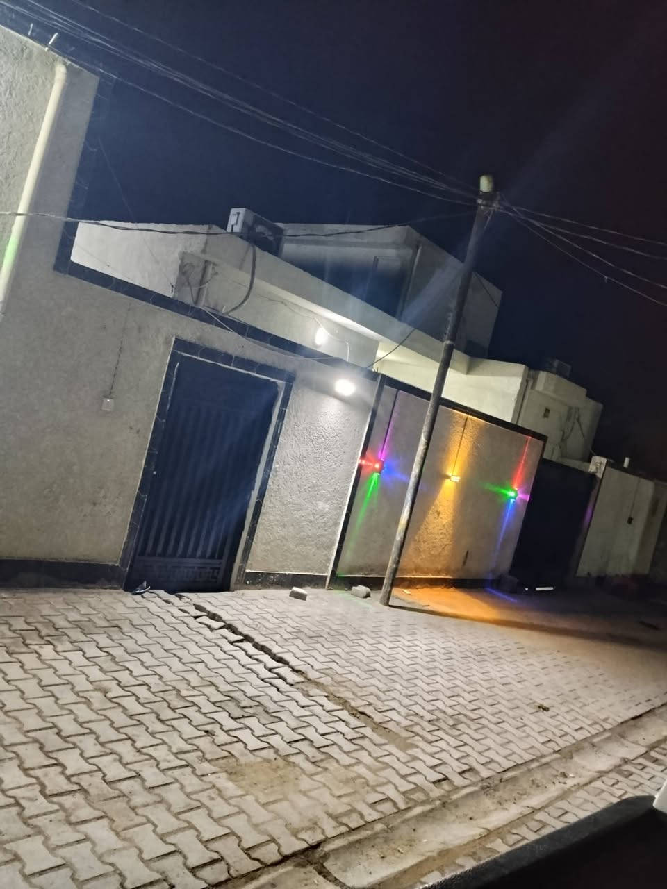 سلام عليكم بيت بحي اعلام مساحته 310 جهاز اثاث جديد قبل شهر مخليه جهاز من كلشي بيت بنيان جديد زراعي سهم مداور ثاني يوم سعر 130 وبيه مجال قليل *********** مراسله عل واتساب
