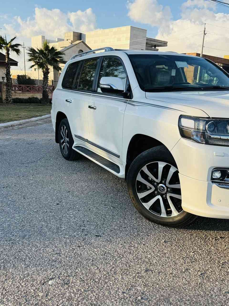 لاند كروز 2019 فئة كراند تورنك سيارة بلادية مكفولة من كلشي محرك 8 ماشية 71 الف رقم اربيل تحويل ثاني يوم سعرها ٥٦٥ وبيها مجال للاتصال ***********
