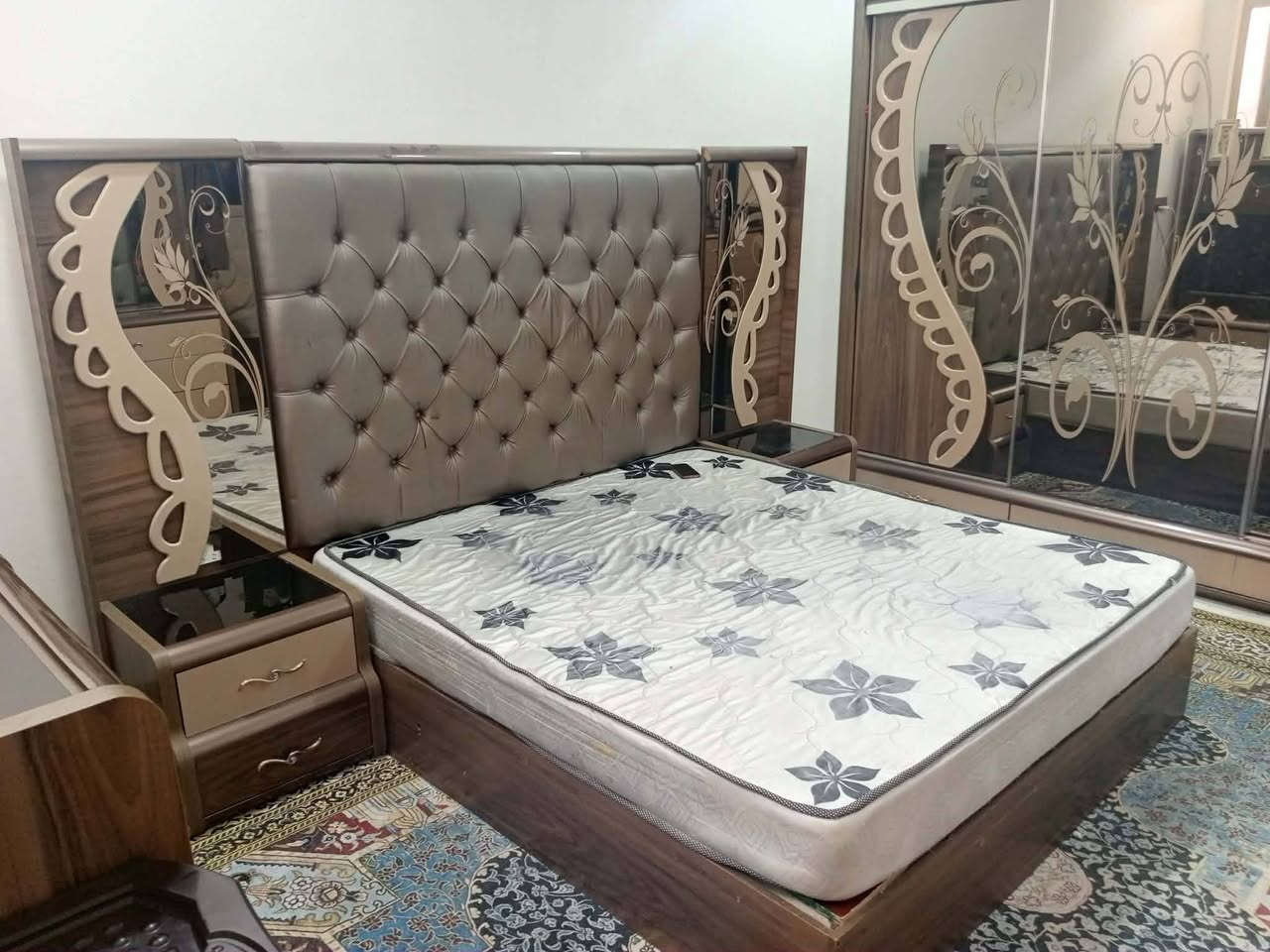 عندي غرفه اخشاب تركيه البيع متكونه من 11 قطعه سعر 800 وبيه مجال رقم ***********
