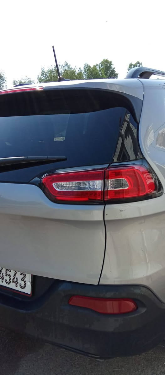 جيب شيروكي بزون ٦اسلندر ٣قطع صبغ باب سائق جاملغ بنيدمبدل ماشيه ٨٠الف ٢٠١٨ بااسمنا السعر ١٣٠.  *********** بصره حي المهندسين البصرة, العراق
