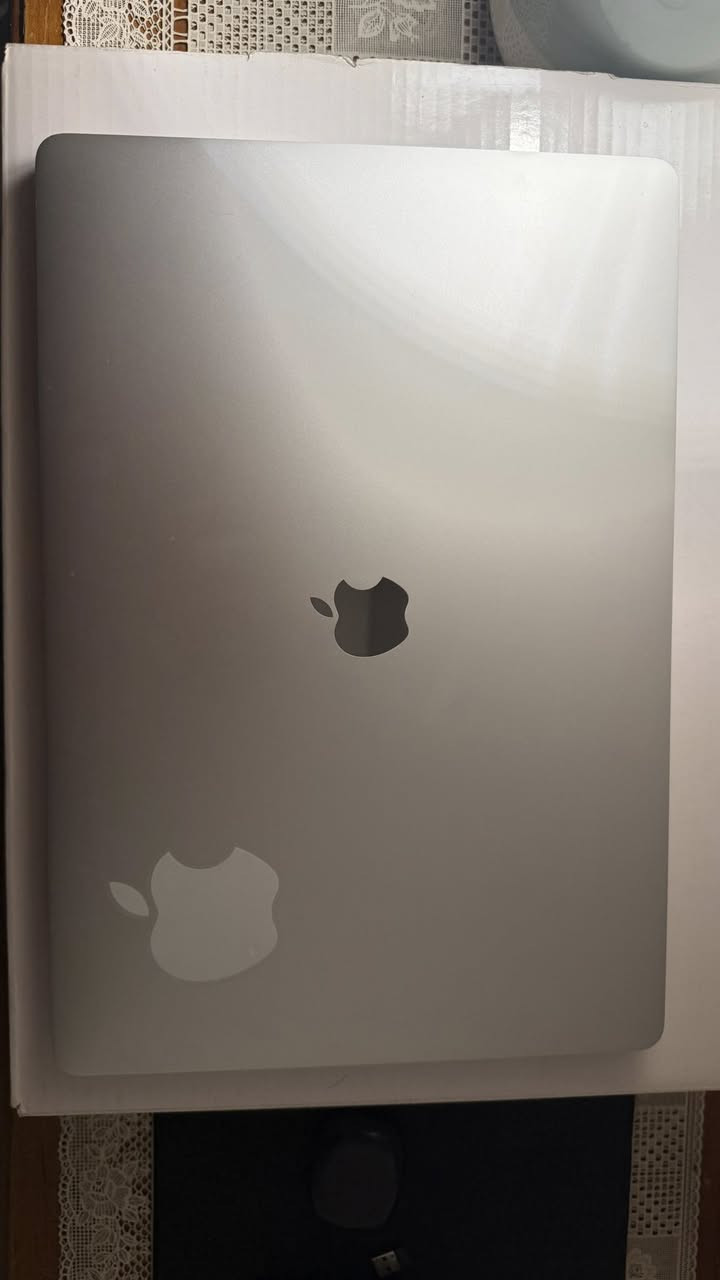 Macbook pro 2019
Core i9
Amd 5500 4gb
1 TB Hard
16 GB Ram
Battery: Normal 
الجهاز نظيف كامل ملحقات شاحن والكارتونه
السعر خاص او على الواتس
***********
