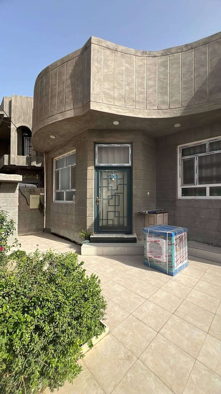 السلام عليكم بيت للبيع في حي الأمين الثانيه خلف حلويات قصر الشام مساحته ٢٠٠ متر واجه ١٠ نزال ٢٠  
بناء كامل حديث درجه اولى...📍📍 
يتكون البيت من 
(غرفتين نوم ومطبخ ومجمع صحيات مناور ثنين وكندور وصاله ,)
بناء حديث قبل سنتين 2024 درجه اولى 
مكانه جدا حلو وراقي خلف مركز سيف سعد مباشره البيت موقعه جيد جدا والمنطقة كُله بيوت حديثه ومرتبه ...
البيت شارعه الرئيسي 15 متر والفرعي 8 متر جدا مرتب ونظيف.....
البيت طابو زراعي سند 25صرف بسم شخص واحد تحويل مباشره بعد البيع .....
للاستفسار اكثر المراسله على الخاص وشكراً 
او الاتصال على الرقم ⬇️⬇️⬇️
***********.......
