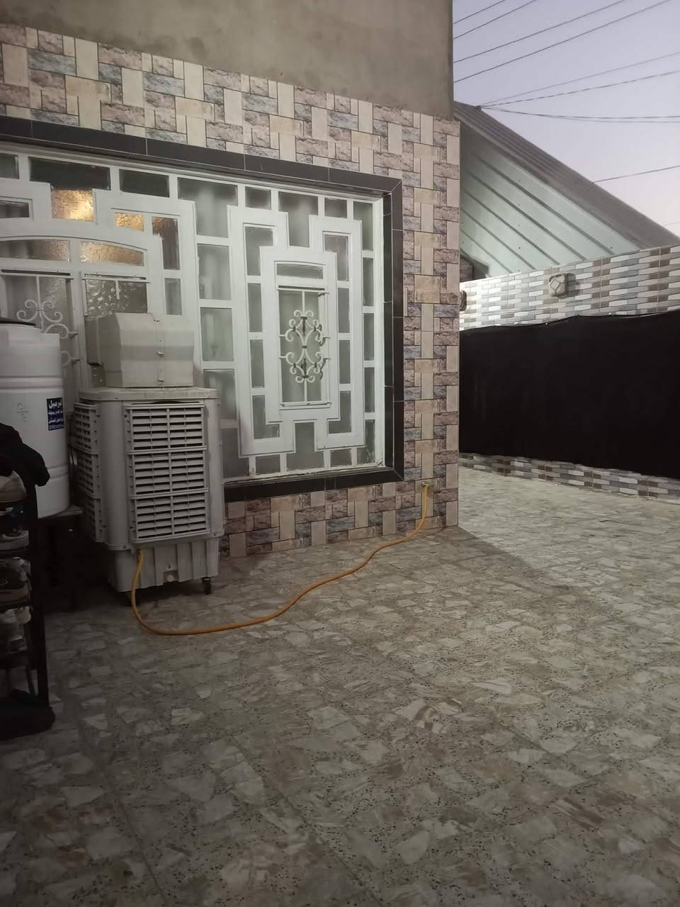 للبيع بيت حي مهندسين بل ساهرون قرب مركز الاستخبارات 200متر غرفتين وصاله وستقبال وتخاريج وصحيات داخلي وخارجي وبي شقه درج عل شارع نص طابق غرفه وصاله وصحات *********** الاستفسار
