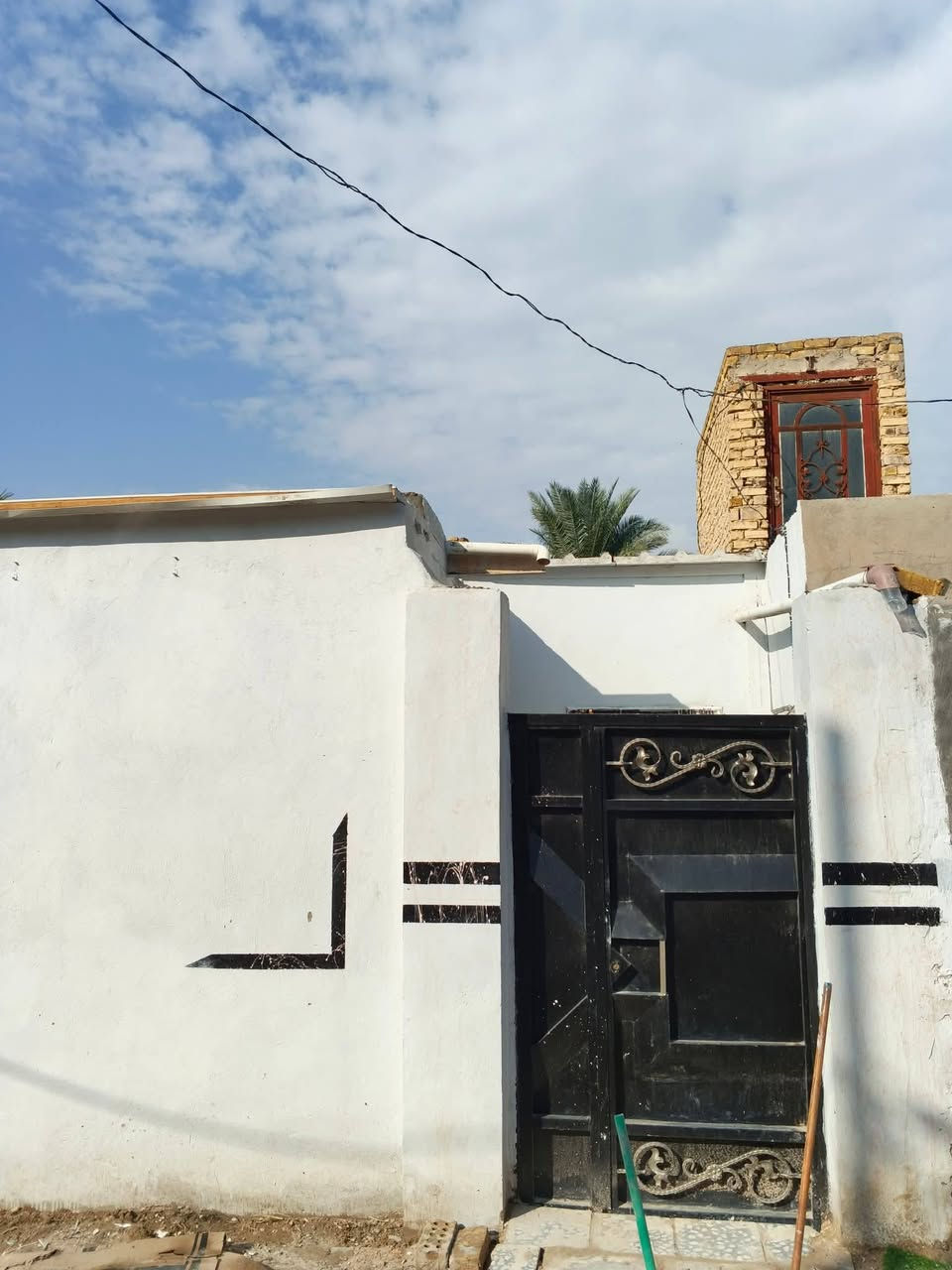 بيت (50) متر زراعي حي ميسان قرار محكمه مقابل حي العسكري عمود 230 شارع الصب داخل شارع مول المزرعه يبعد عن الشارع العام  300 متر فقط 
مشمول بالتطويب .
غرفه صاله مطبخ ومكشوفه وطارمه كما موضح بالصور 
الصاله سندويج والباقي عكاده 
السعر 17 مليون وبي مجال للشراي .تليفون ***********
مكلف بالنشر ☺️خاص موجود 😊
