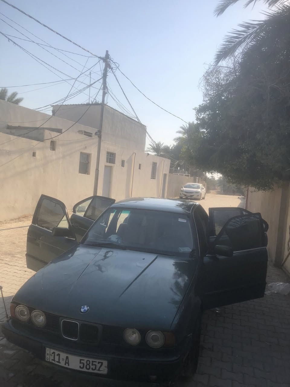 السلام عليكم  بي ام موديل ١٩٩٠
حجم٥٢٠ 
السياره جهازه مكينه جديده صار شهر من شديتها
حداديه هم جديده 
رقمها بغداد مميز دولي
السياره بأسمي مداور ثاني يوم 
السعر ٥٠ وبيها مجال .
***********
