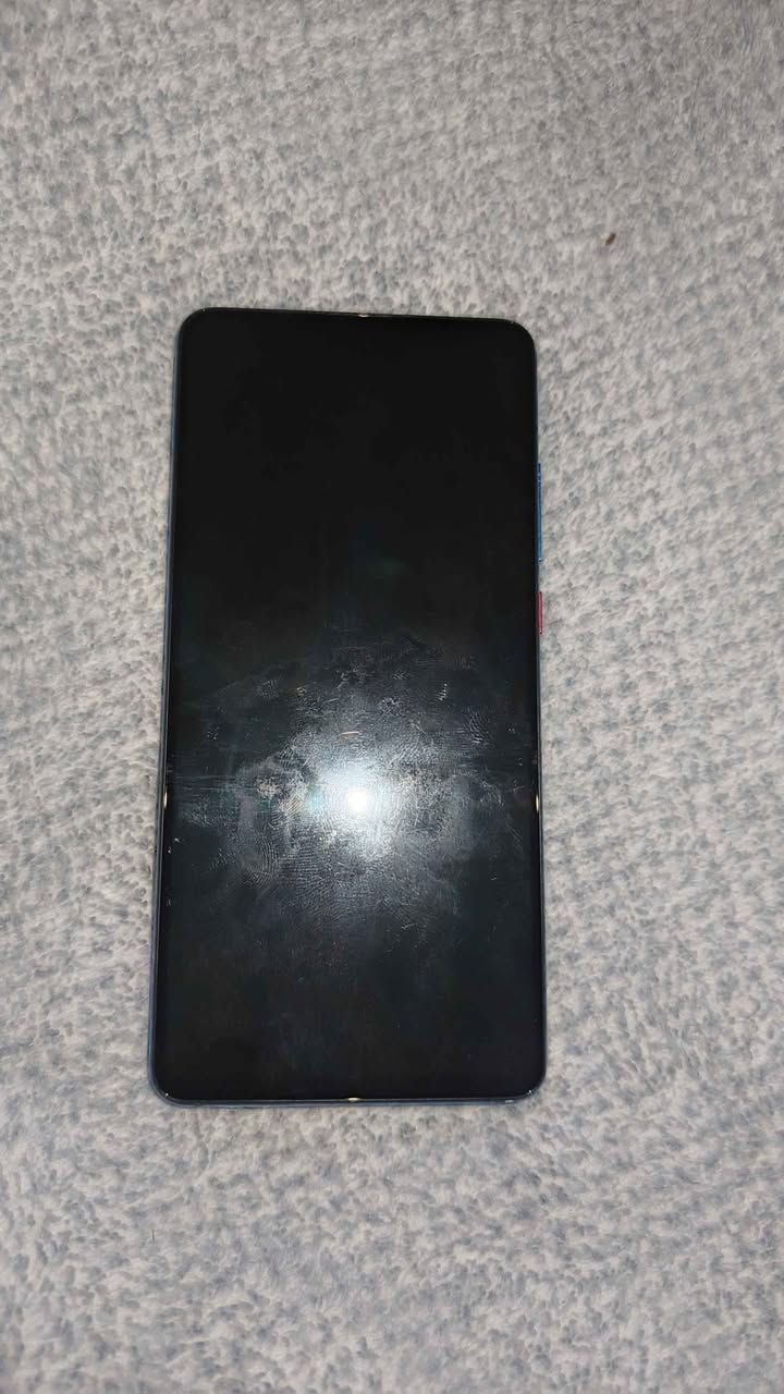 السلام عليكم موبايل شاومي ذاكرة 128 الموبايل نضيف بس هاي الضربة بي بالظهر الشاشة امولد والكاميرا مالتة تخبل بالتصوير المكان الناصرية ماكو توصيل للتواصل واتساب*********** او بالفيس ناصرية, ذي قار
