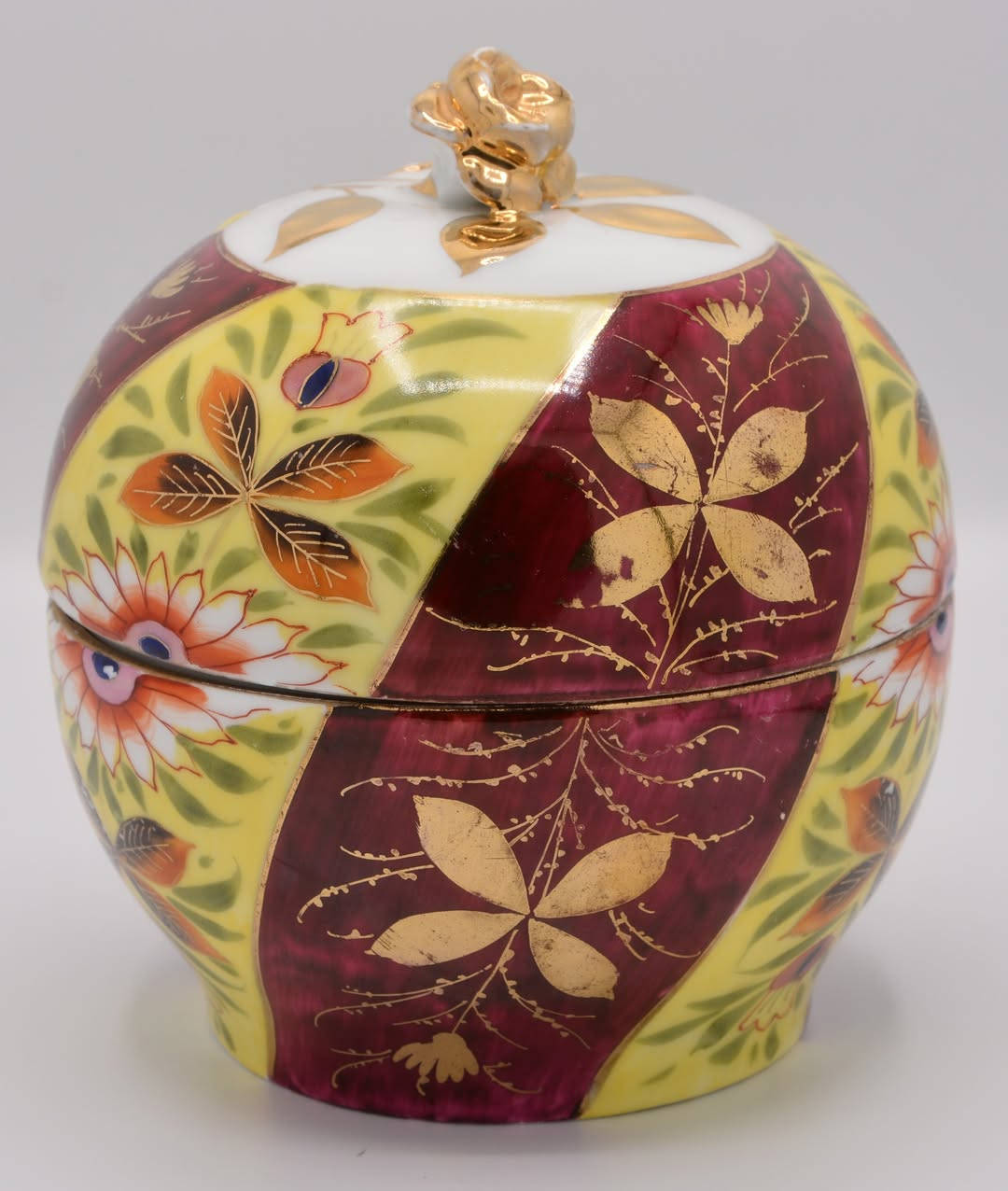 مزهرية 
- نوع  / بورسلين
- قياس /  قطر 16 سم 
-  ارتفاع / 20 سم  
- العنوان / بغداد / الكرادة / حي الوحدة . شارع سلمان فائق  (  مجمع بازار انتيك بغداد )  
   الطابق الاول  
- يوجد توصيل داخل و خارج العراق 
  للاستفسار اكثر الاتصال لاستفسار اكثر الاتصال 
  ***********        
  *********** 
واتس اب او فايبر او مراسلة الصفحة.
