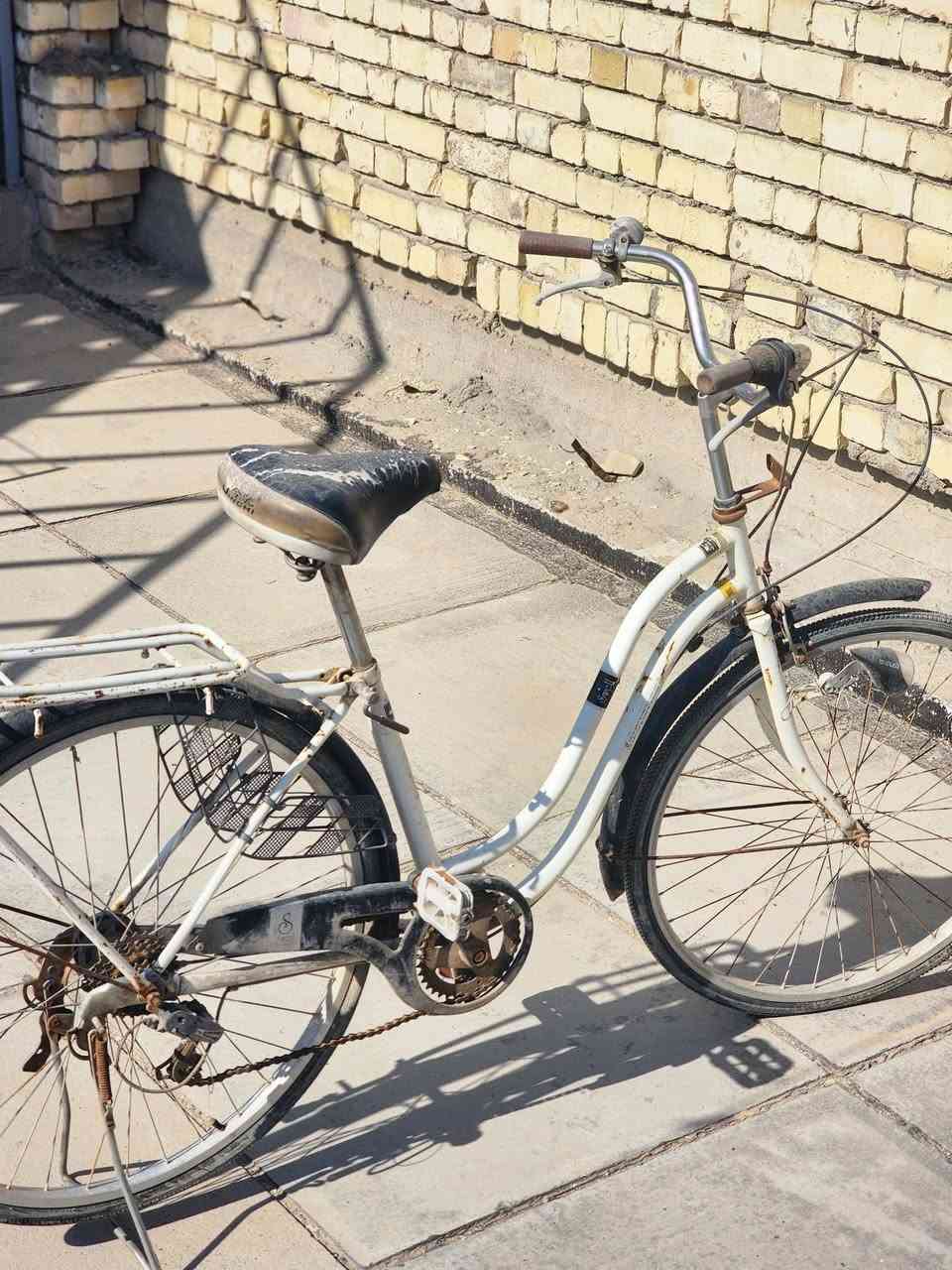 بايسكل نظيف بس متروك قياس 27 
كامل مابي نقص 
السكن الامين الثانية 
***********
السعر ٣٥
