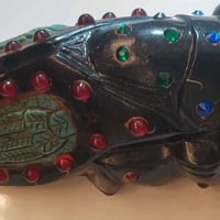 مجسم حشرة السيكادا من حجر عباس اباد مرصع باحجار كريمة وزن تلاثه كيلو ق...