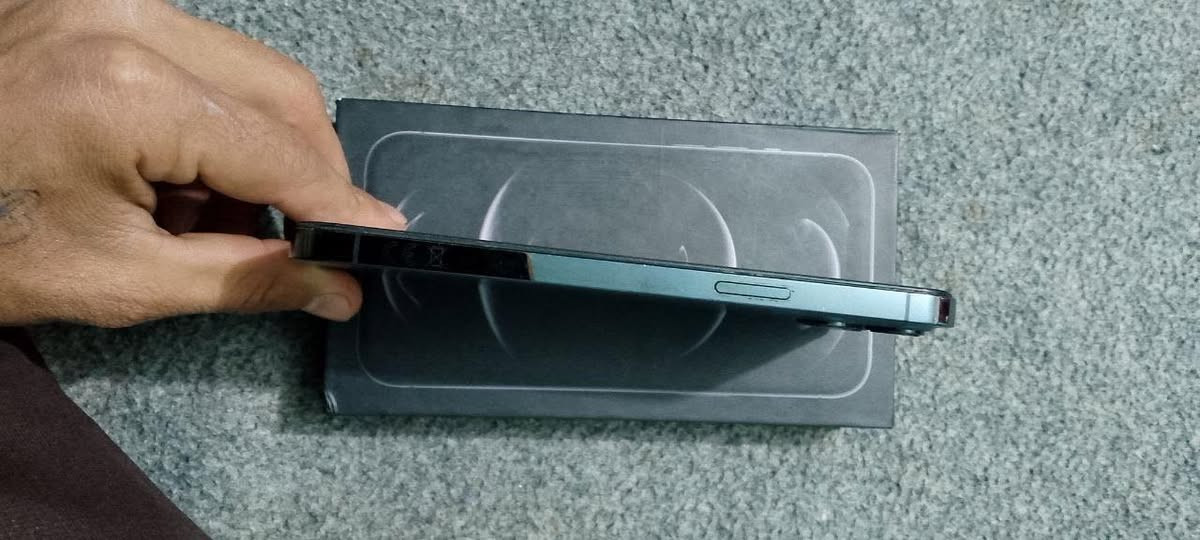 ايفون 12 بروماكس ذ256 ب86 مكاني ديوانيه قضاء سومر ***********
