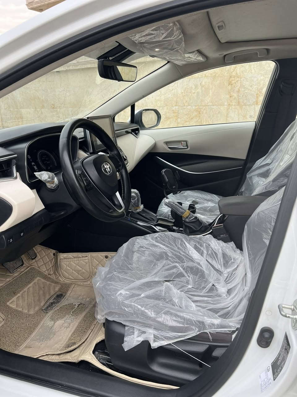 السلام عليكم 
كورلا 2023 ساز خليجي للبيع او المراوس
السيارة فول مواصفات بصمة وفتحة وقطعتين تبريد ومري شفط السيارة محرك 1800 السيارة جديدة كلش 
رقم سليمانية تحويل مباشر السيارة بيها جاملغ امامي ايسر وبنيد مبدلات من شركة تويوتا فقط السعر 167 وبيها مجال شي بسيط جداً 
مكان السيارة البياع حي المواصلات 
تلفون ***********
