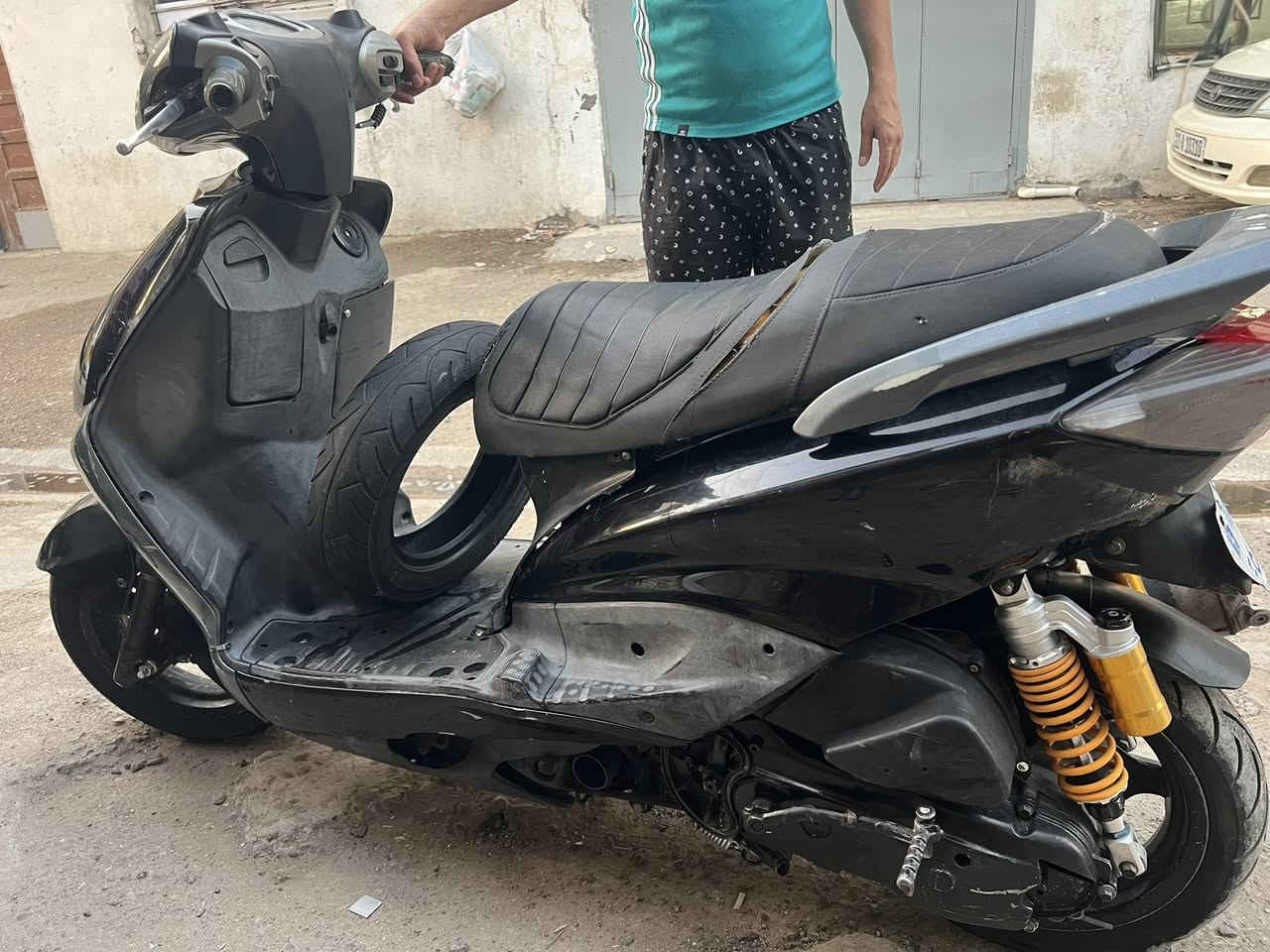 سكنز نثية للبيع نضيفة تجي وتشوفها بعينك بعد انضف من صور بيها تزويد دبلات وقبقات مال كور اربعه وبيها تزويدات خفيفه بعد متوازي عليها الله شاهد خير من الله سعر ٤٠٠ مكان بغداد الحرية رقمي ***********
