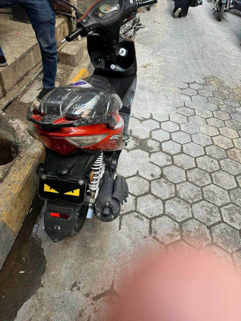 السلام عليكم ورحمة الله وبركاتة للبيع  سايم نحله موديل 19 مسجل وبيه سنويه لسعر 11 ونص دراجه حلوه ونضيفه ومكفوله متواجد بل سوك او مراوس بسايم كير  مسجل للشراي اتصل ***********
