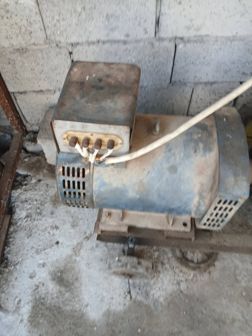 سلام عليكم للبيع مولد 3فيز مولد جديد السعر800وبيه مجال للاتصال  *********** عنوان بغداد المعامل
