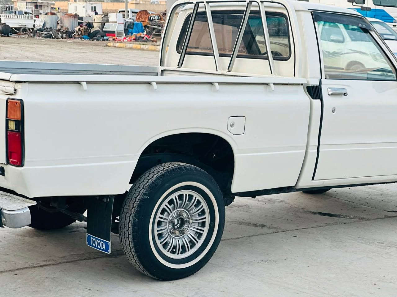 تويتا بيكاب تك موديل 1982
حزام سبوخ لسر جوانى كراوه سقفى بوياخ نيه
تايه تازه سنوى رقم اصلى  ساحب سنوى مردوه جوار تايه لوك نوقسانى هيج نيه زور جوانى ماوتوه 
سعر 35 ورقه و كميك مامله 
 نوقسانى هيج نيه مكينه و گير بشرته *********** كالار, السليمانية
