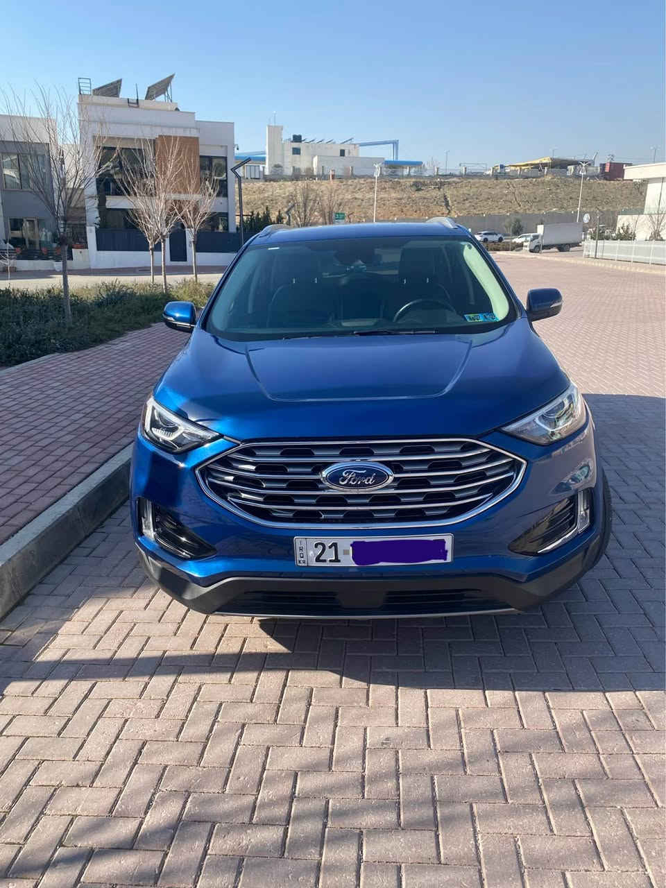 فورد إيدج SEL 2020:
المحرك: 2.0 لتر EcoBoost (4 أسطوانات) بشاحن توربيني.
القوة: 250 حصان وعزم دوران 275 رطل-قدم.
ناقل الحركة: أوتوماتيكي بـ 8 سرعات.
نظام الدفع: كلي (AWD).
كفاءة الوقود: تتراوح ما بين 11.8 إلى 13.9 كم/لتر حسب.
التصميم الخارجي:
عجلات ألمنيوم مقاس 18 بوصة.
مصابيح أمامية LED مع عدسات بروجكتر.
مرايا جانبية بلون الهيكل.
المقصورة الداخلية والراحة:
مقاعد أمامية مدفأة.
مقاعد جلد.
مقعد سائق قابل للتعديل كهربائياً بـ 10 وضعيات.
مقعد الراكب كهربائي. 
عجلة قيادة مدفأة.
نظام تكييف أوتوماتيكي ثنائي المناطق.
مقاعد خلفية قابلة للطي بنسبة 60/40.
التقنية والترفيه:
شاشة نظام معلومات وترفيه SYNC 3.
دعم Apple CarPlay و Android Auto.
دخول ذكي (بصمة).
الأمان والسلامة:
رادار أمامي ونظام تجنب التصادم.
نظام النقطة العمياء.
نظام المحافظة على المسار.
حساسات خلفية وكاميرا. 
لون مميز .
مقصورة واسعة مريحة جداً. 

تُعد هذه الفئة خياراً عائلياً متوازناً يجمع بين الأداء الاقتصادي والميزات التقنية الحديثة، اضافة للمتانة والسلامة والرفاهية.
ماشية فقط ٧٨٠٠٠ كلم
حادثهه حسب التقرير خلل في الشاشة ومبدل بيلادي،
وداخل العراق حادث باب الراكب الامامي ومبدل بيلاد، ایرباگ مامتضرر بدون دواخل. صبغ للباب والچاملغ…
رقم الشاصي ضمن الصور
السعر ١٧٩ ومعاملة بسيطة
السيارة استخدام شخصي
………….

فۆرد ئێدج SEL 2020 خاوەنی بزوێنەرێکی 2.0 لیتری تۆربۆچارج و چوار سلندر EcoBoost و هێزی 250 ئەسپ بەرهەم دەهێنێت و گێڕێکی ئۆتۆماتیکی 8 خێراییە. ئەم ئۆتۆمبێلە SUV یە قەبارە ناوەندییە بە ئۆڵ ویل درایڤ (AWD) و تایبەتمەندی ستانداردەوە دێت لەوانە چوونە ژوورەوە و دەستپێکردنی بێ کلیل، کورسییە گەرمکراوەکان کە دەتوانرێت بە هێز ڕێکبخرێت، سیستەمێکی زانیاری شاشە SYNC 3 لەگەڵ ئەپڵ کارپلەی/ئەندرۆید ئۆتۆ،
رەقەم شاصی دانراوە لە وێنەکان
حادسە ناوخۆیی دەرگای سەکن لێدراوە بیلاد دانراوەتەوە ،بێ ئێرباگ بێ ناوگرتن. 
بۆیاخ تەنها دەرگای سەکن و چامەلەغ
١٧٩ و کەمێ معامەلە السليمانية, العراق


**إذا كنت صاحب هذا الإعلان وتريد حذفه لأي سبب، رجاءا أرسل رسالة إلى الدعم الفني**