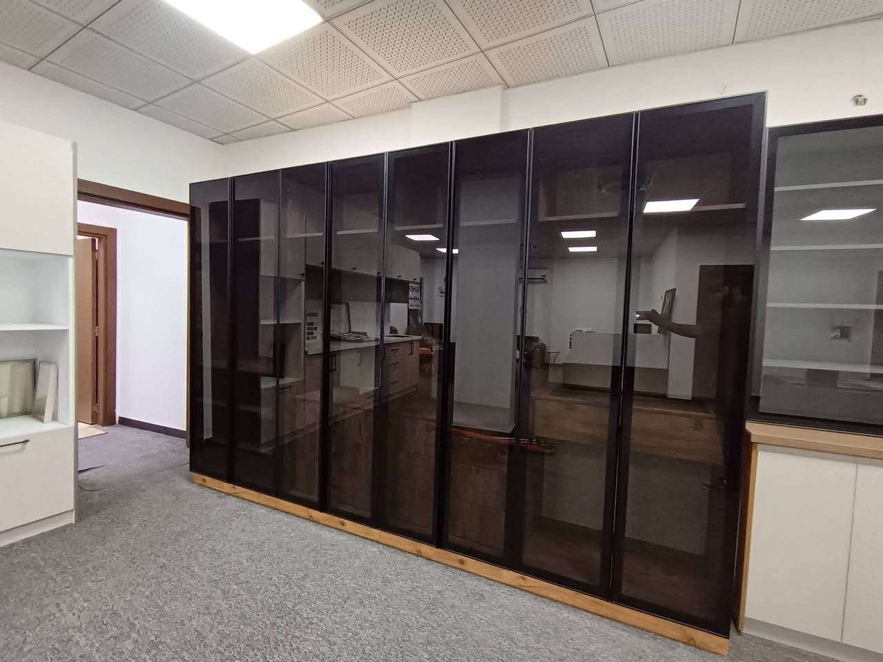 سلام عليكم عرض جديد غير مستخدم مطبخ خشب HdF عصري  مع كوارتز طبيعي  مع كنتور Dressing room دريسنك روم 8 ابواب بتصميم حديث خصم %30  للاستفسار الاتصال على الرقم *********** واتس مع اتصال
