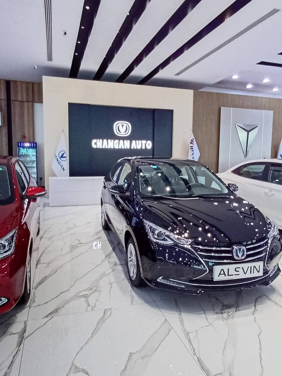 مواصفات سيارة شانجان السفن 2025 تتمحور حول كونها سيارة سيدان مدمجة واقتصادية، تعتمد على محرك بنزين سعة 1.5 لتر بقوة 105 حصان، مع ناقل حركة أوتوماتيكي 5 سرعات، وتوفر ميزات حديثة مثل شاشات لمسية، وتقنيات أمان أساسية (وسائد هوائية، ABS)، وتصميم داخلي مريح مع سعة تخزين جيدة، وتبرز بكفاءة استهلاك الوقود، لتكون خياراً عملياً للعائلات والشباب. 
المواصفات الفنية والميكانيكية:
المحرك: 1.5 لتر، 4 أسطوانات، بنزين.
القوة: 105 حصان.
عزم الدوران: 145 نيوتن/متر.
ناقل الحركة: أوتوماتيك 5 سرعات.
نظام الدفع: أمامي (FWD).
السرعة القصوى: 170 كم/ساعة.
استهلاك الوقود: حوالي 17-18.3 كم/لتر.
للاستفسار اتصال ع رقم مستشارة المبيعات 
*********** 📱
