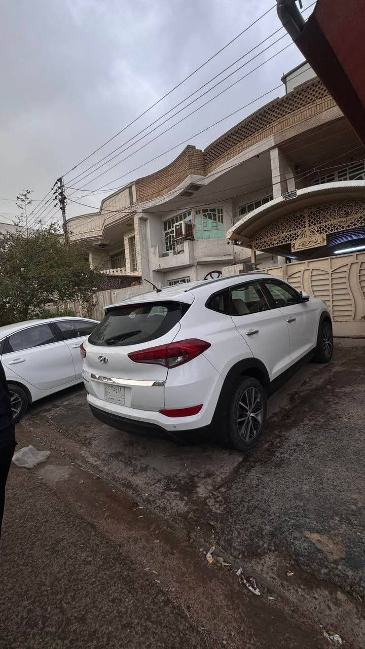 توسان خليجي عداد160كم بيه خشم البنيد ول صندوق شبر بارد فقط +حالوب خفيف سياره ممتازه كير ومكينه شرط. رقم بغداد خصوصي.  سعره 160 وبيه مجال رقم *********** بغداد, العراق

