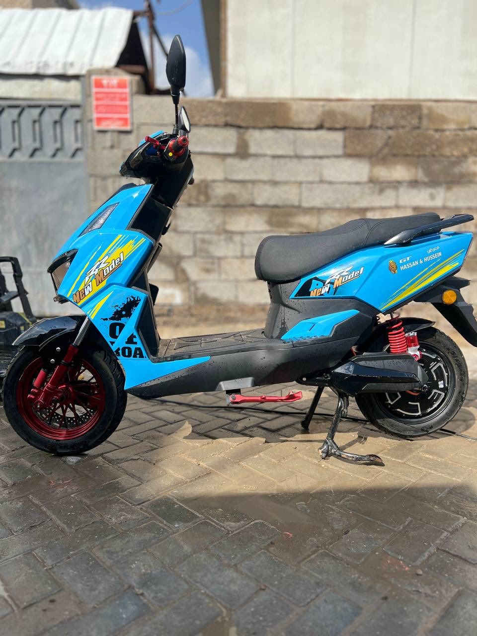 السلام عليكم دراجة شحن سكنس جي تي 
-اربع نمر
-بيها R
-بلوتوث 
-بطاريه ليثيوم
-سرعتها 100
-حجم البطارية 12V
-شاشة الكترويه
-لايتات زنون
العنوان بغداد قرب بانزين خانه الفضيلية
الرقم:***********
السعر: مليون ومية
