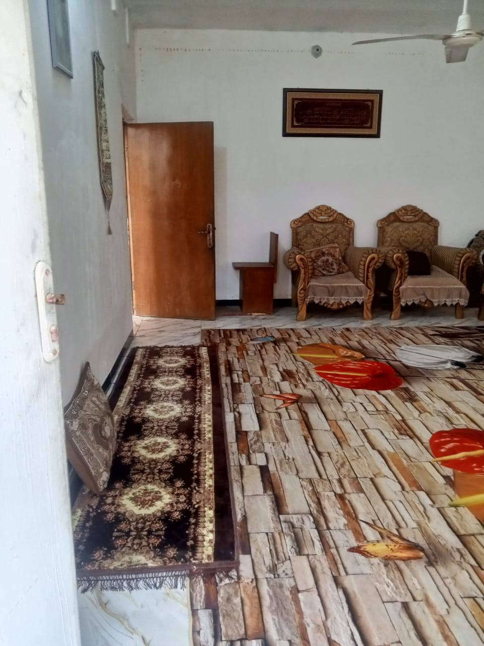 بيت للبيع طابو صرف مساحتة 200 في سدة الهندية حي المعافات مال حي النصر بناء طابوق واكو غرفة بلوك يتكون من غرفتين وحدة جبيرة تسعة في خمسة ونص سويت داخلهة صحيات وحدة تلاثة ونص في ستة وهول كبير واستقبال ايضا سبعة في خمسة ونص وحديقة واسعة حلوة ومطبخ اربعة بخمسة واجهية عشرة ونزال عشرين سقف عكادة جديد كامل الخدمات ماء كهرباء انترنيت وطنية وبنص الحي  سعرة 60 وبي مجال الشراي يتصل علرقم ***********
