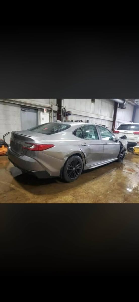 🚗 للبيع — تويوتا كامري 2025 SE PLUS هايبرد 🔥
موديل حديث جداً، سيارة اقتصادية وعملية للاستخدام اليومي 💯  
محرك 2.5 هايبرد + صرفية بنزين خيالية 👌

✨ المواصفات:
✔️ SE PLUS (مواصفات إضافية)  
✔️ شاشة + Apple CarPlay  
✔️ بصمة تشغيل + دخول ذكي  
✔️ فتحة سقف 🌞  
✔️ كاميرا خلفية + حساسات  
✔️ رادار + الحفاظ على المسار  
✔️ جنوط رياضية  
✔️ مكيف أوتوماتيك  

📍 السيارة مصلّحة وجاهزة للاستخدام ✔️  
📍 مكان السيارة: بغداد / حي الجامعة  

💰 السعر:22,500 وبيه مجال  
📞 للاستفسار:***********
📲 واتساب متوفر  

🔥 فرصة قوية للي يريد موديل 2025
