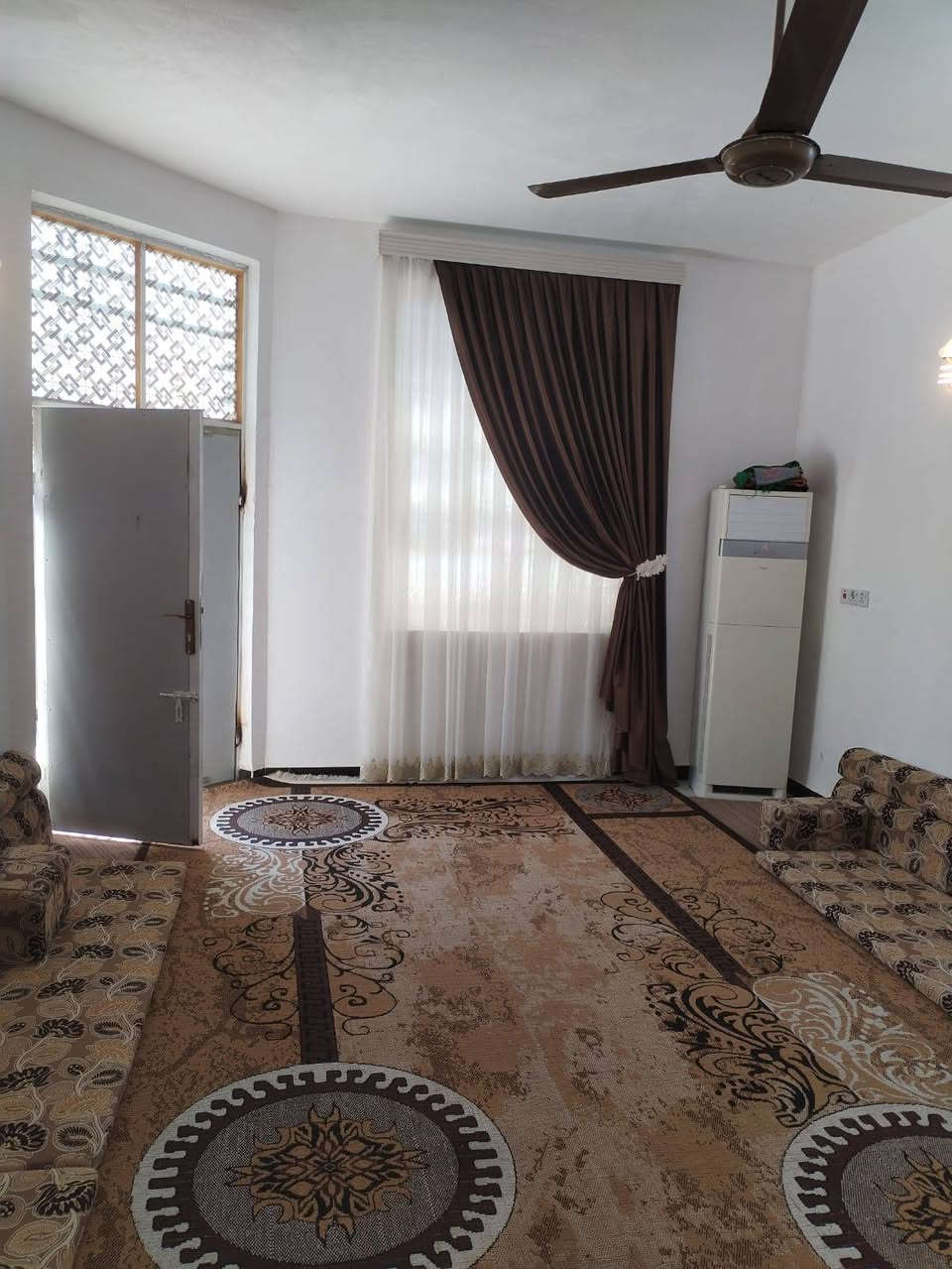 بيت للبيع المساحه 200م البناء بلوك وعكاده يحتوي ع إستقبال ومطبخ وصاله وغرفتين وصحيات داخليه
وخارجيه الموقع بين الشطره والغراف ع الشارع العام مقابيل الطاقه ويباع مع الاثاث
للاستفسار اتصلو ع الرقم ***********
