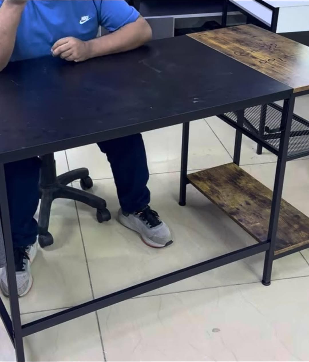 ميز دراسي ويستخدم گيمنك
الطول 120cm
العرض 60cm
الارتفاع 75cm
يحتوي على حافظة للكتب والملازم جانبية
ومكتبة من رفين
حديد قوي جداً وميز ثقيل
مستخدم اسبوعين 
***********
