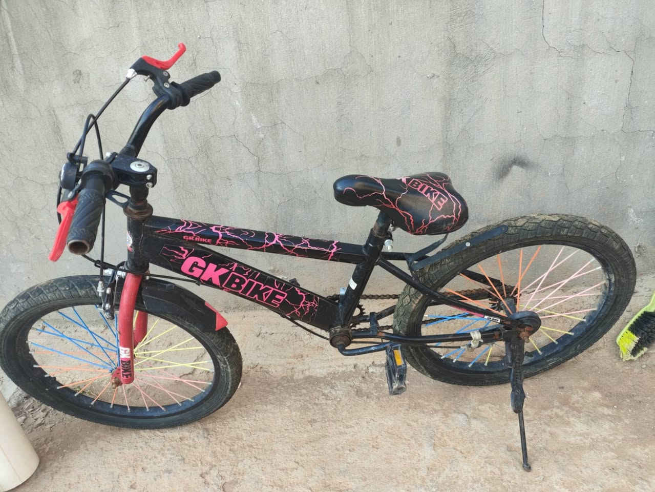 🚲 للبيع دراجة GK BIKE BMX بحالة ممتازة 🚲
إذا تبحث عن دراجة قوية، نظيفة، وجاهزة للاستخدام، فهذه الدراجة خيار ممتاز. تتميز بهيكل متين، وتصميم رياضي جذاب، وإطارات بحالة جيدة، مع فرامل تعمل بكفاءة، وهي مناسبة للاستخدام اليومي وللأطفال والمراهقين.
💰 السعر: 45,000 دينار فقط.
📍 الموقع: الفلوجة – النساف – الفلاحات، يم مركز شرطة الفلاحات.
📞 للاستفسار والتواصل: ***********
الدراجة كما موضحة بالصور، جاهزة للاستعمال، والله يبارك لصاحب النصيب.
