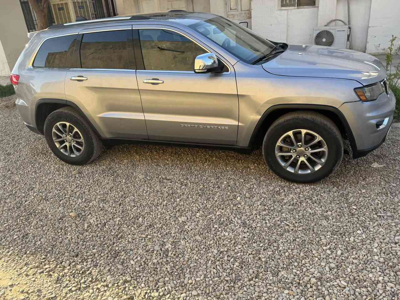 جيب كراند شيروكي 15 
فول مواصفات لمتد 
سياره كصه خلفي 
بانوراما مفوله مواصفات للاخير 
سياره جاهزه ترايك للبصره 
السعر 85 $ ومجال 
*********** واتساب 
مكان السياره صلاح الدين
