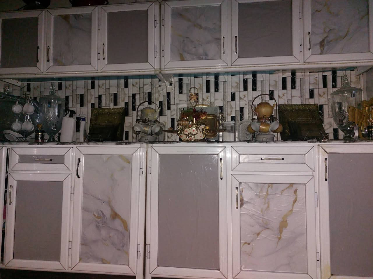 كاونتر المنيوم 4 متر ثلاث قطع كاوننتر جديد ونضيف تجي تشوف بعينك وتقتنع السعر 650 وبي مجال 
رقم المبايل ***********
