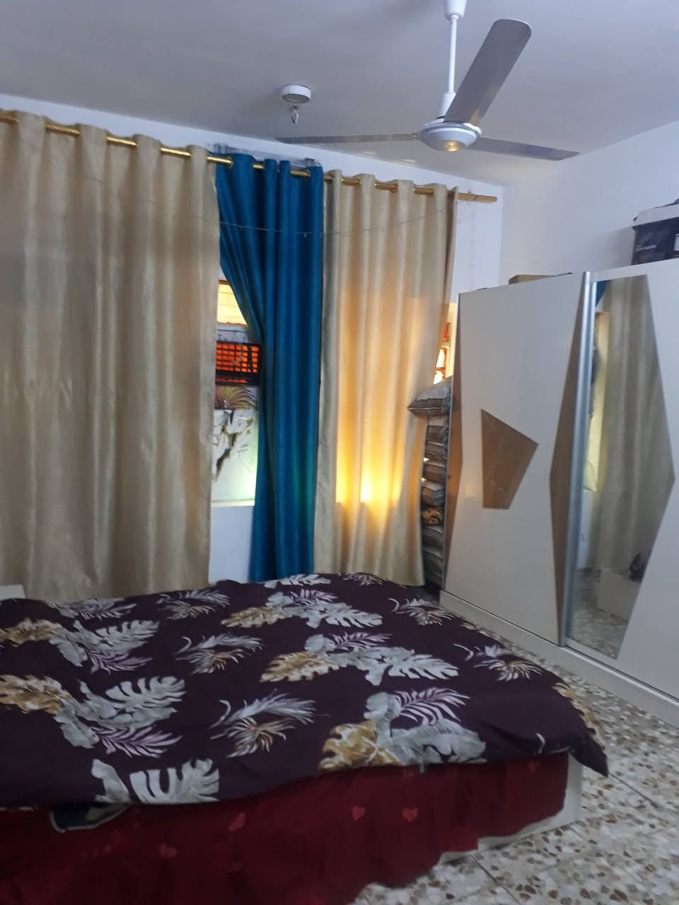 السلام عليكم ..دار طابقين كامل جنس الارض طابو صرف زراعي وكاله
عنوانه الزعفرانيه زراعي حي الزهور زراعي ناظم الطيب 
ماء ٢٤ ساعه 
مجاري 
كهرباء 
باقي ٧ ايام ويدخل الاكساء للشوارع
الدار مكون من طابقين ٦ غرف نوم واستقبال وصاله ومطبخ وكراج يسع سياره للتفاصيل اكثر الاتصال ***********
