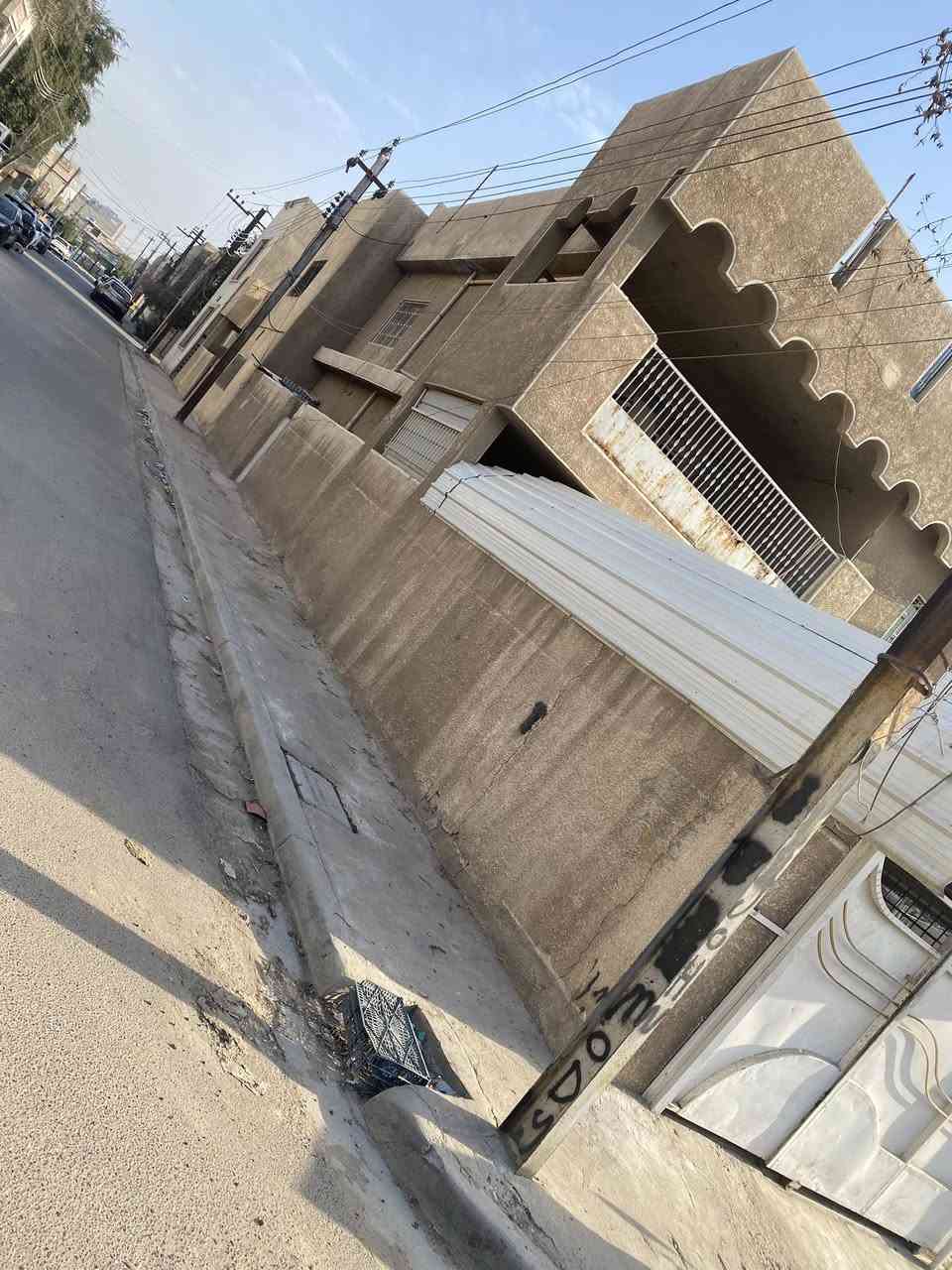 فرصة استثمارية متتفوت
بيت 200 متر ركن في منطقة حي الاعلام شارع مجمع الرازي الطبي خلف كوفي التراث مقابيل البيت تشجير بسيط 
واجهة 10 نزال 20 
مطبخ + صالة + خمس غرف نوم + 3 صحيات + منورين 

السعر 620 وبي مجال بسيط 

***********
