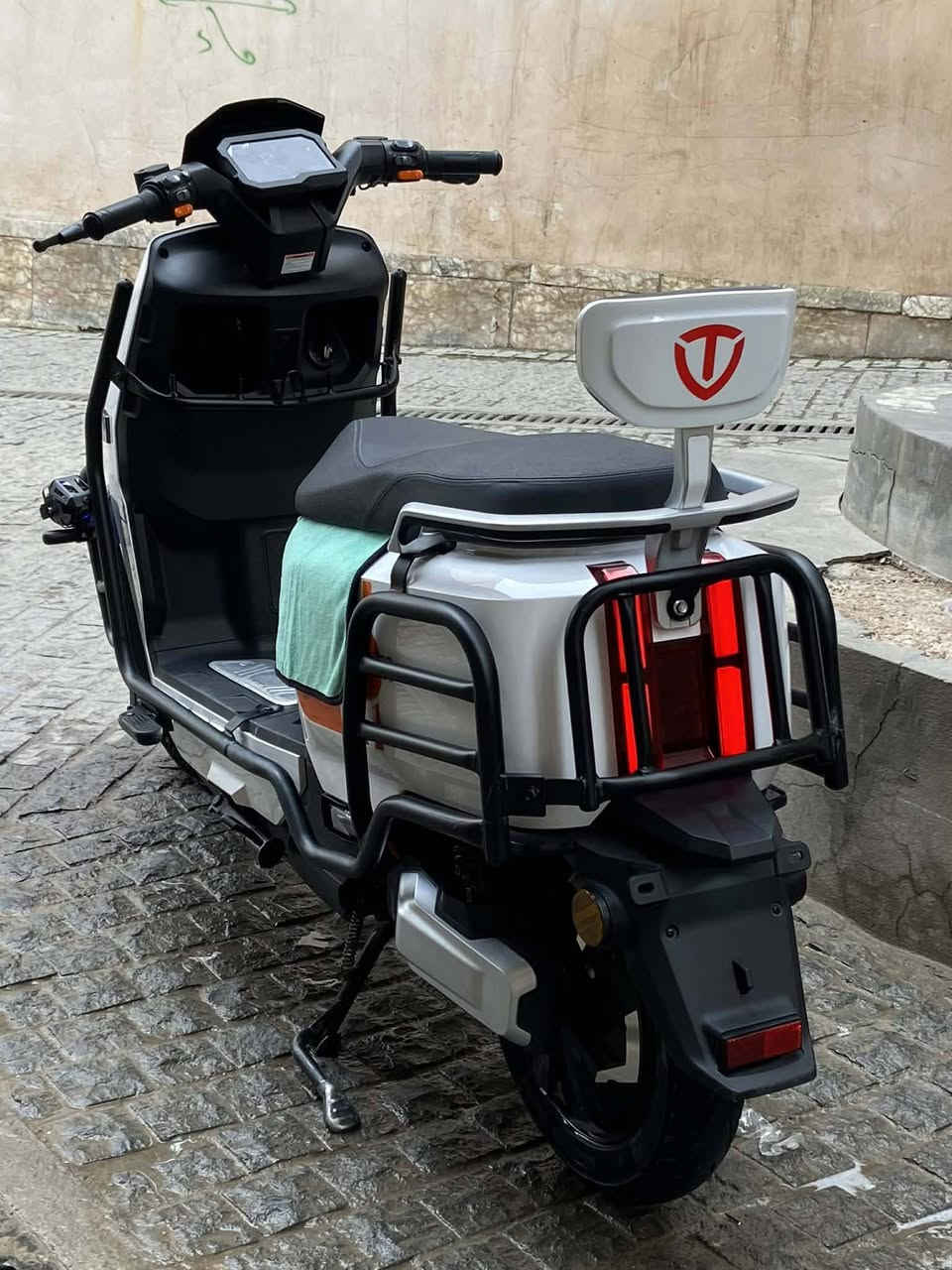 � للبيع ماطور كهربائي RAYAN نظيف جداً 🚨

ماطور استخدام شهرين ،مرتب وما بيه ولا ملاحظة.

⚡ المواصفات:

 • كهرباء 100% هادئ وموفر
 • ضو LED أمامي قوي
 • كشافات جانبية
 • شاشة ديجتال
 • كرسي مريح ويا مسند خلفي
 • صندوق خلفي عملي
 • حمايات جانبية حديد
 • ثبات عالي وإطارات عريضة

✅ جاهز للاستعمال فوراً
✅ استخدام خفيف
✅ نظافة عالية

📩 للي جاد فقط مراسلة خاص
📞 أو اتصال ‭٠٧٧٣ ٣٢٢ ٩٨٦١‬
‭
