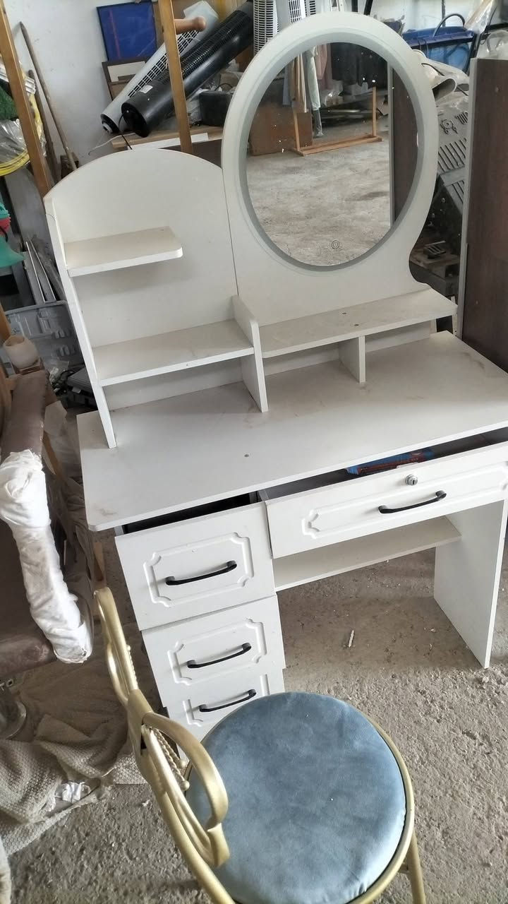 السلام عليكم.
مكتبة اطفال للبيع مع كرسي.تواصل الاتصال ***********
