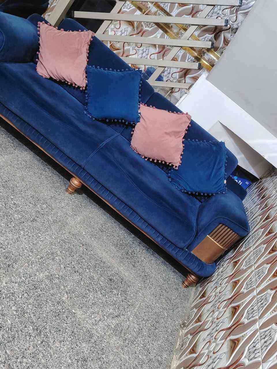 تخم تركي خمس مقاعد نظيف ودرجة اولى مستعمل السعر ٣٠٠ العنوان بغداد مدينه الصدر ***********
