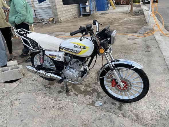 سلام عليكم للبيع سيفان 5 كير كفاله عامه اي نقص مابيه بصمه تشغيل عن بعد الدراجه اخت الزيرو ماشيه 500 فقط قبل 10 ايام طالعه من المعرض 
الموديل 2025 
السعر 850 وبيه مجال 
مكاني بغداد الشعب 
***********
