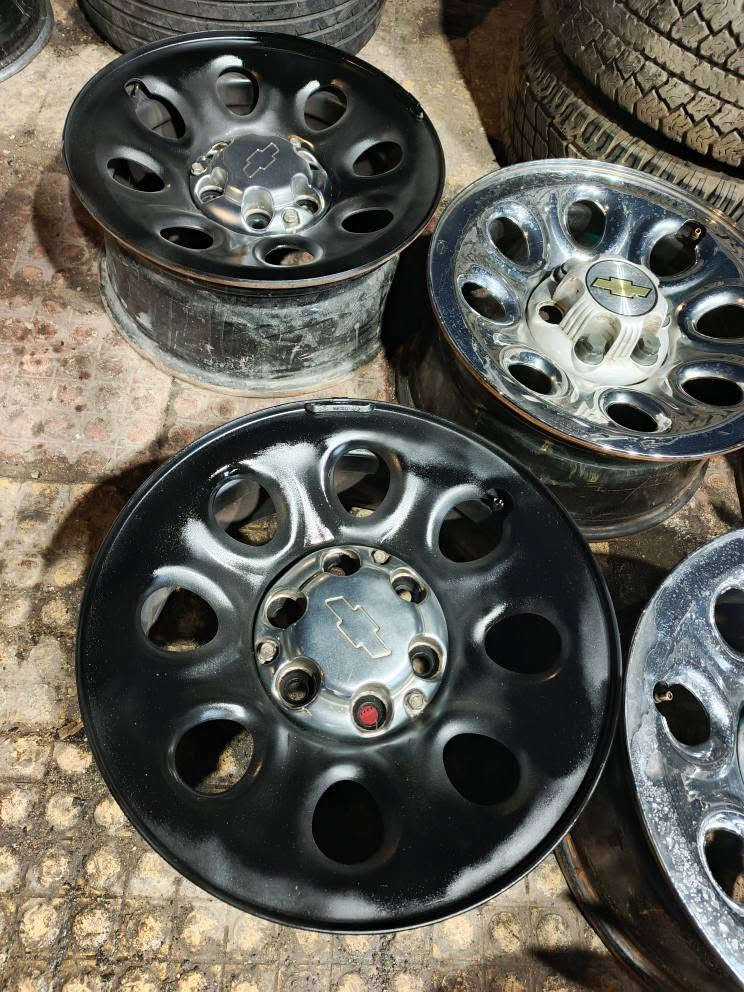 للبيع لدى محلات Your Tires - القواسمي -
طقم جنطات شفروليه الأصلية (6 براغي) تم تجديدها ودهانها حديثاً بمظهر رياضي أنيق يمنح سيارتك شكلاً مميزاً وحضوراً أقوى على الطريق.
✔️ جنطات وكالة أصلية 
✔️ حالة ممتازة 
✔️ جاهزة للتركيب مباشرة
 ✔️ مناسبة للعديد من سيارات شفروليه و GMC 
✔️ قابلة للبيع أو البدل

إذا كنت تبحث عن المظهر الأصلي والجودة التي تدوم، فهذا الطقم خيار يستحق المشاهدة.

📍 البيادر – شارع الصناعة الرئيسي بعد إشارات كازية المناصير
 📞 إيهاب القواسمي - 0798684833 عمان, محافظة عمان


**إذا كنت صاحب هذا الإعلان وتريد حذفه لأي سبب، رجاءا أرسل رسالة إلى الدعم الفني**