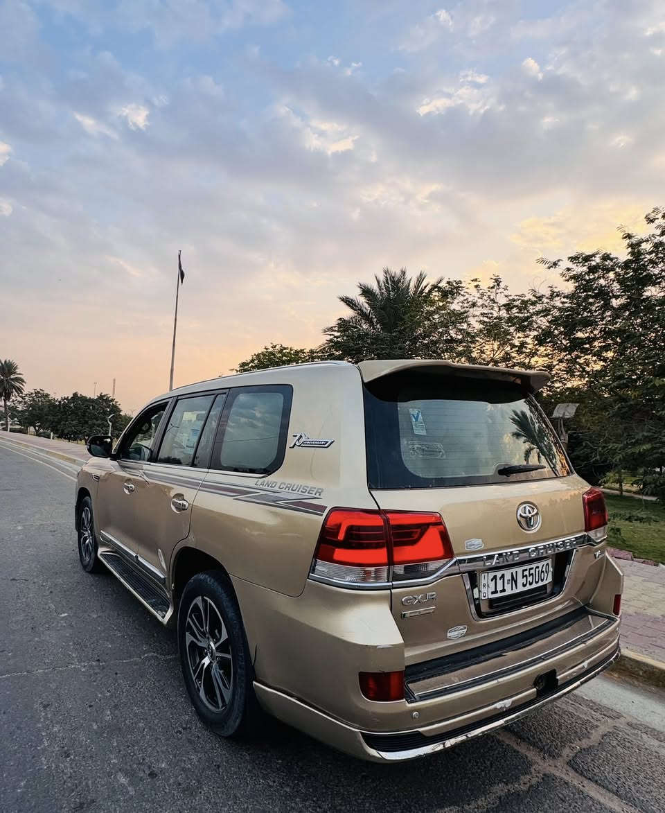 تيوتا لاندكروز 2009 (تحديث 2021 كامل)
••السعر 240 وبيها مجال 
   
 المواصفات 
• الموديل: 2009 محدثه (داخل وخارج) إلى 2021.
•فول مواصفات".
• مصبوغة "حزام" لغرض التحديث والجمالية 
• بغداد، والتحويل بإسمي 
• بصمة تشغيل وأبواب.
• فتحة سقف (سلايد).
• تحكم ستيرن .
• 7 راكب 

📍مكانها بغداد 

📞 للتواصل *********** واتساب
