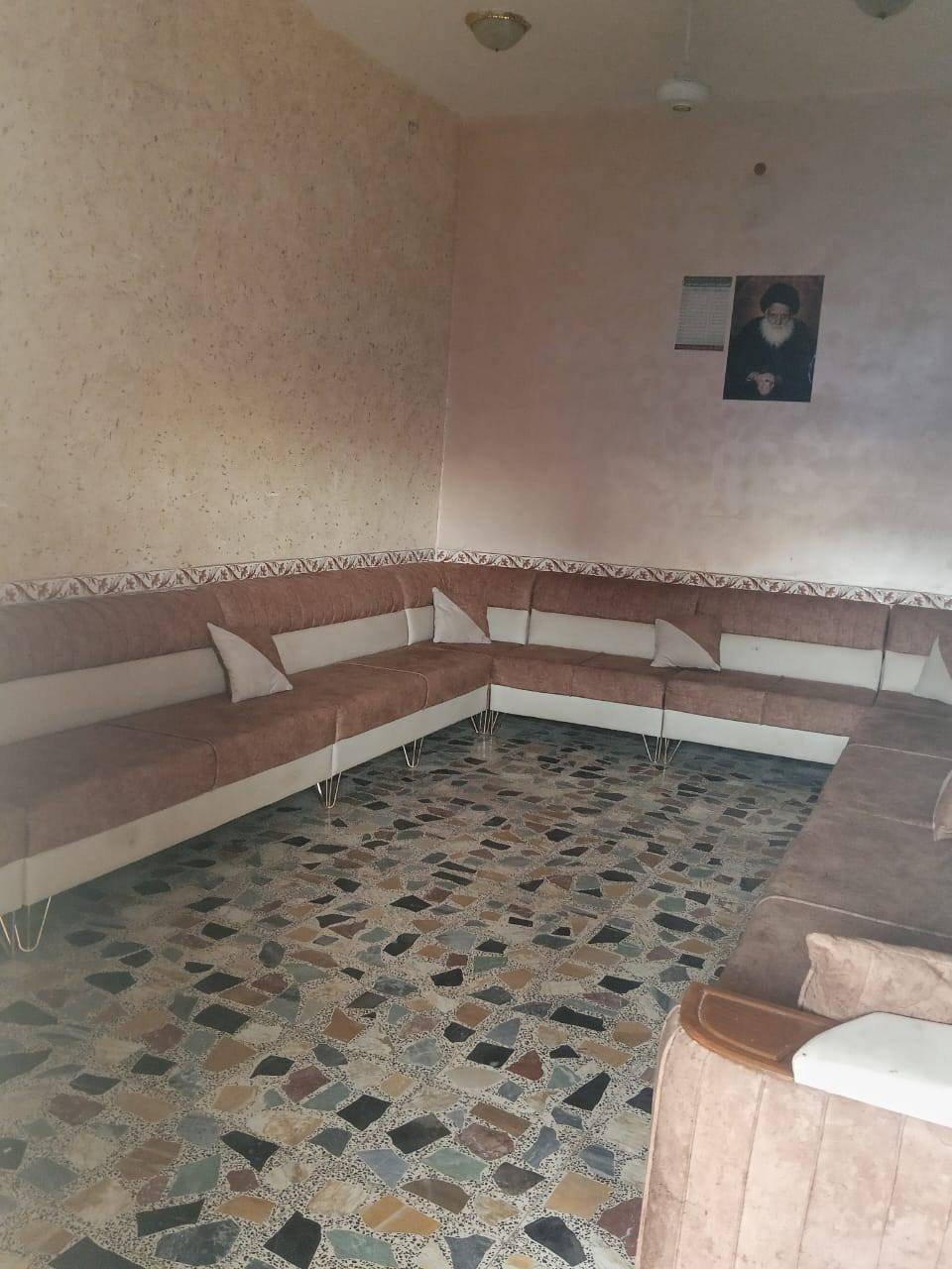 السلام عليكم خوان بيت للبيع طابقين الطابق الثاني كامل عوزه بس لباخ أو بياض  المساحه 150 البيت صاير عله شارعين مكانه بحي السيده زينب بالساحه  باقي التفاصيل اتصل عله الرقم***********
