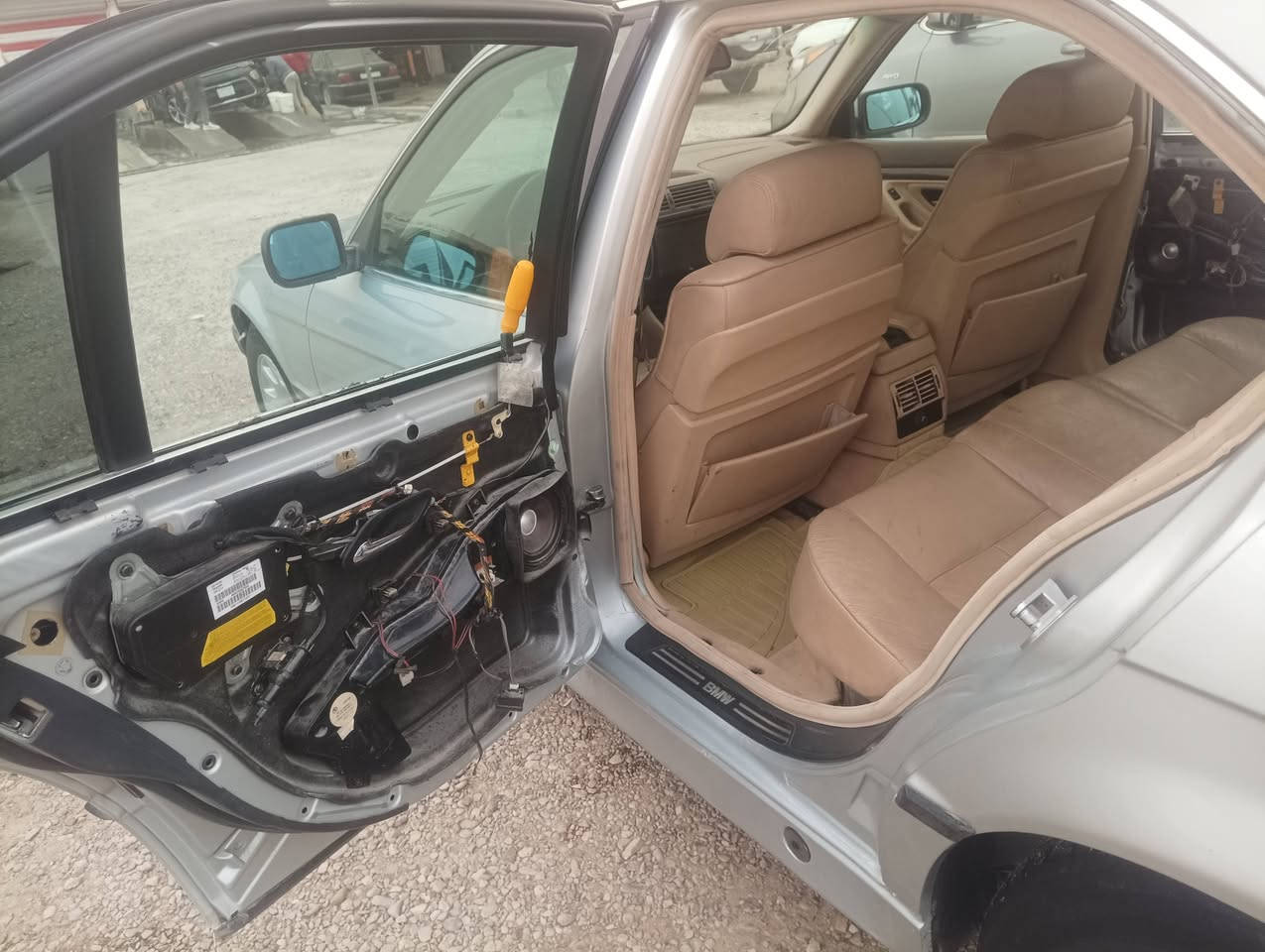 السلام عليكم للبيع
bmw e38 740i  
رقم بغداد جديد باسمي
موديل 95
كير مكينه كفالة شلعة ومعدل
كهربائيات كلها تشتغل مابيها اي نقص 
تبريد ثلج 
منظومة غاز 
سلايد شغال
حداديه امامية وخلفية جديدة
غرفتها شادها جديد نقصها بطاين البوب الخلفية
و تريشة الدعامية الخلفية فقط  
الاستفسار اكثر ***********
السعر 78 
مكان السياره بغداد المحمودية
