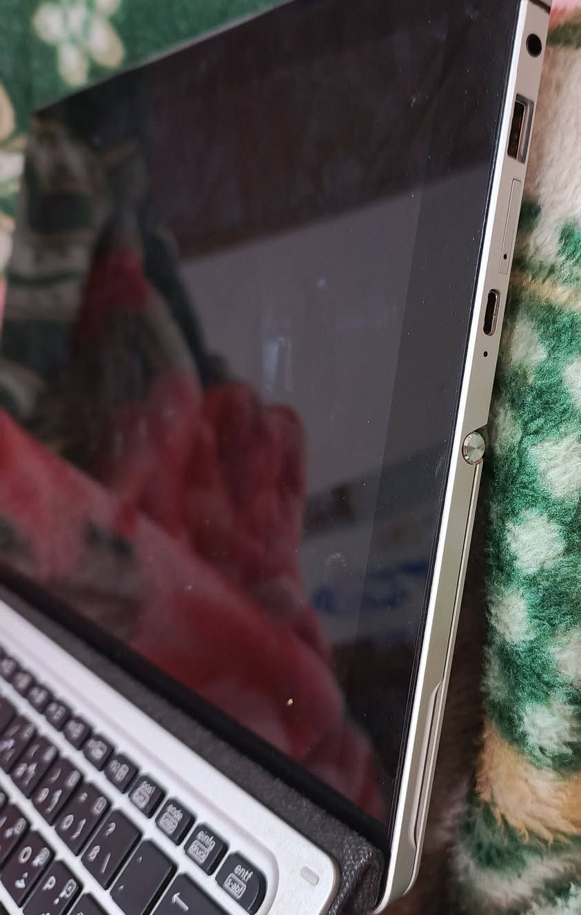 لابتوب للبيع
جديد بمعنى الكلمه مواصفات قويه 
كور اي سفن 
اربع مخارج 
شاشه لمس 
وكيبورد منفصل 
شاحن تاب سي 
سيم كارت 
سمعاعات مضخمه 
معالج 8500

السعر 250الف وبي مجال 

مكان الجهاز الدورة حي الصحه 
***********
ذاكره واحد تيرا
