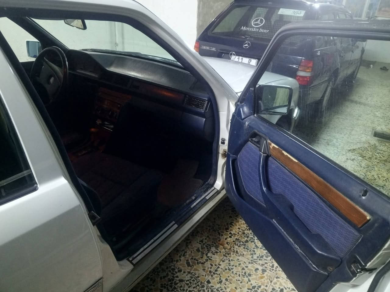 سلام عليكم مارسيدس دب للبيع موديل 91 سنويه جديده رقم دولي بغداد مكينه وكير محور فيفيتي تبريد عوزها كمرسيسر الحداديه كلش زينه كهربائيات كلها شغاله فقال سنتر لوك شغال غرفهتا نضيفه بيها تعمير قاعده شي قليل السعر 52 مكان سياره ميسان ***********
