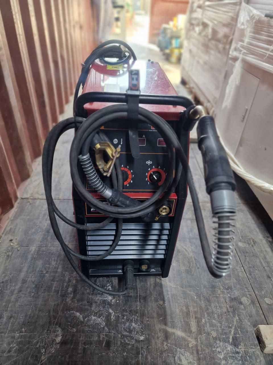 السلام عليكم
وصول شحنه جديدة من افضل ماكينة لحام لينكولن Lincoln وارد امريكي 🇺🇸
وصول مضخات الماي الحار 
وارد اوربي  🇪🇺
العنوان: النجف الاشرف منطقة البوحداري
الاتصال:  *********** Whatsapp
