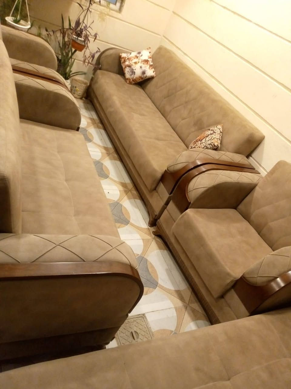 اللهم صل على محمد وال محمد
تخم قنفه للبيع تركي ويصير سرير ومخزن نظيف بسعر مناسب الشراي يتصل ***********
